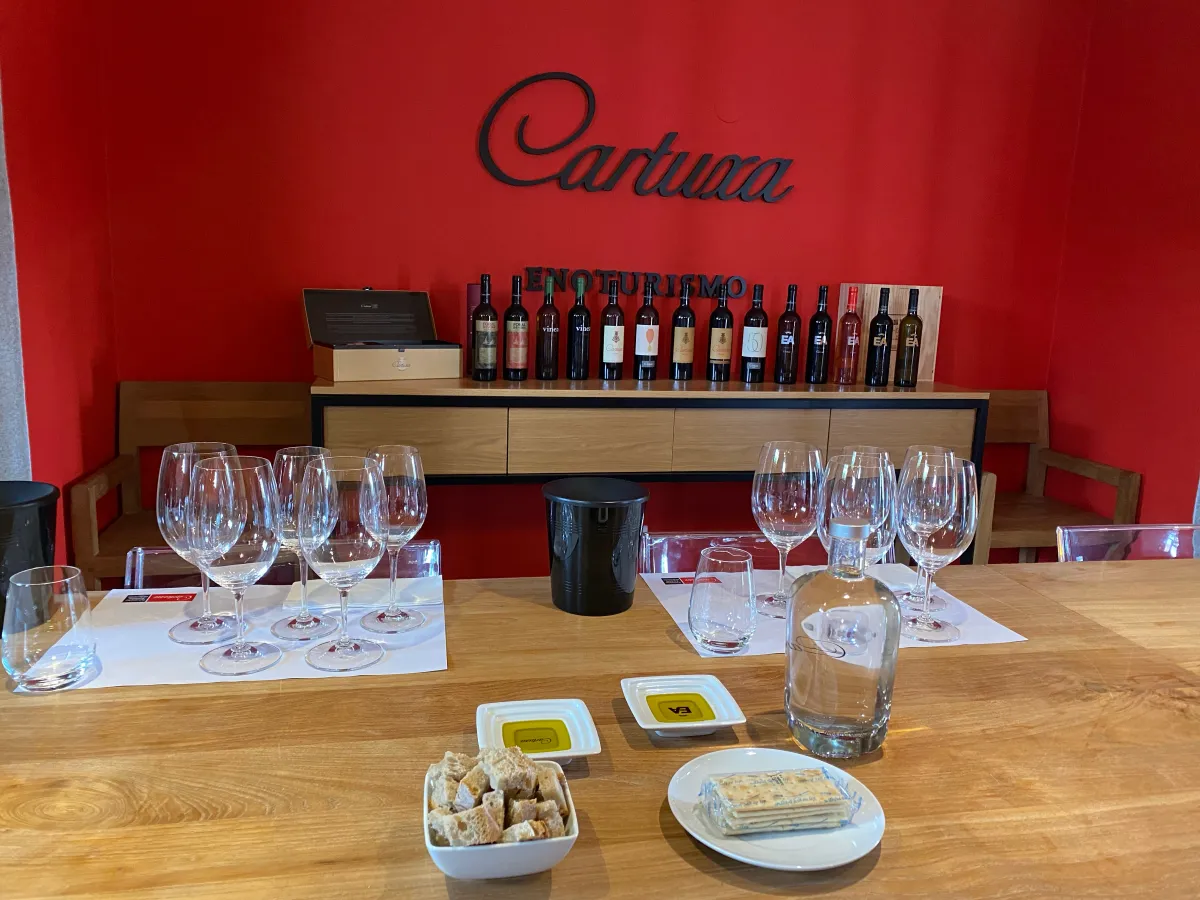 Restaurante servido com vinho